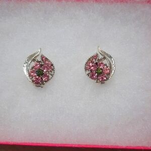 Clip earrings. Lisner.